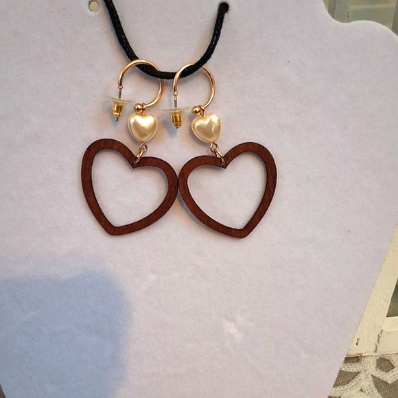 💥SALE💥NEW Wooden Hollowed Out Heart & Faux Pearl Heart Dangle Earrings - Picture 3 of 4